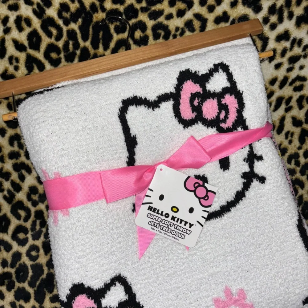 hello kitty feather knit blanket